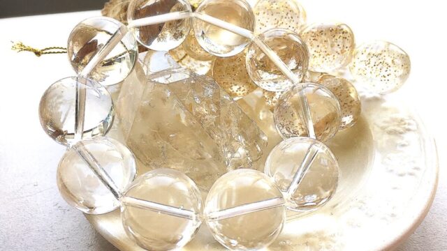 透明度の高い美しい水晶。純粋無垢なエネルギーを放つパワーストーン。